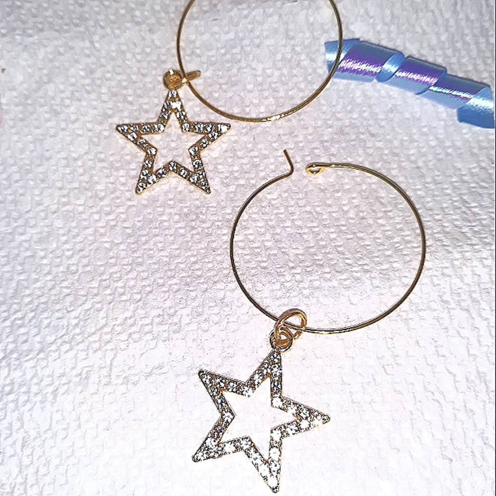Sparkly Gold Star Charm Hoop Earrings NEW NWT Approx 1 1/2” Thin wire hoops - Picture 2 of 7